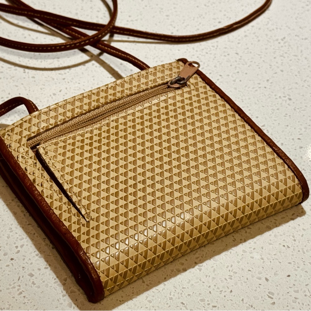 PRISTINE CONDITION - VINTAGE 1983 “Liz Claiborne Logo Crossbody Purse/Wallet” - Picture 7 of 9